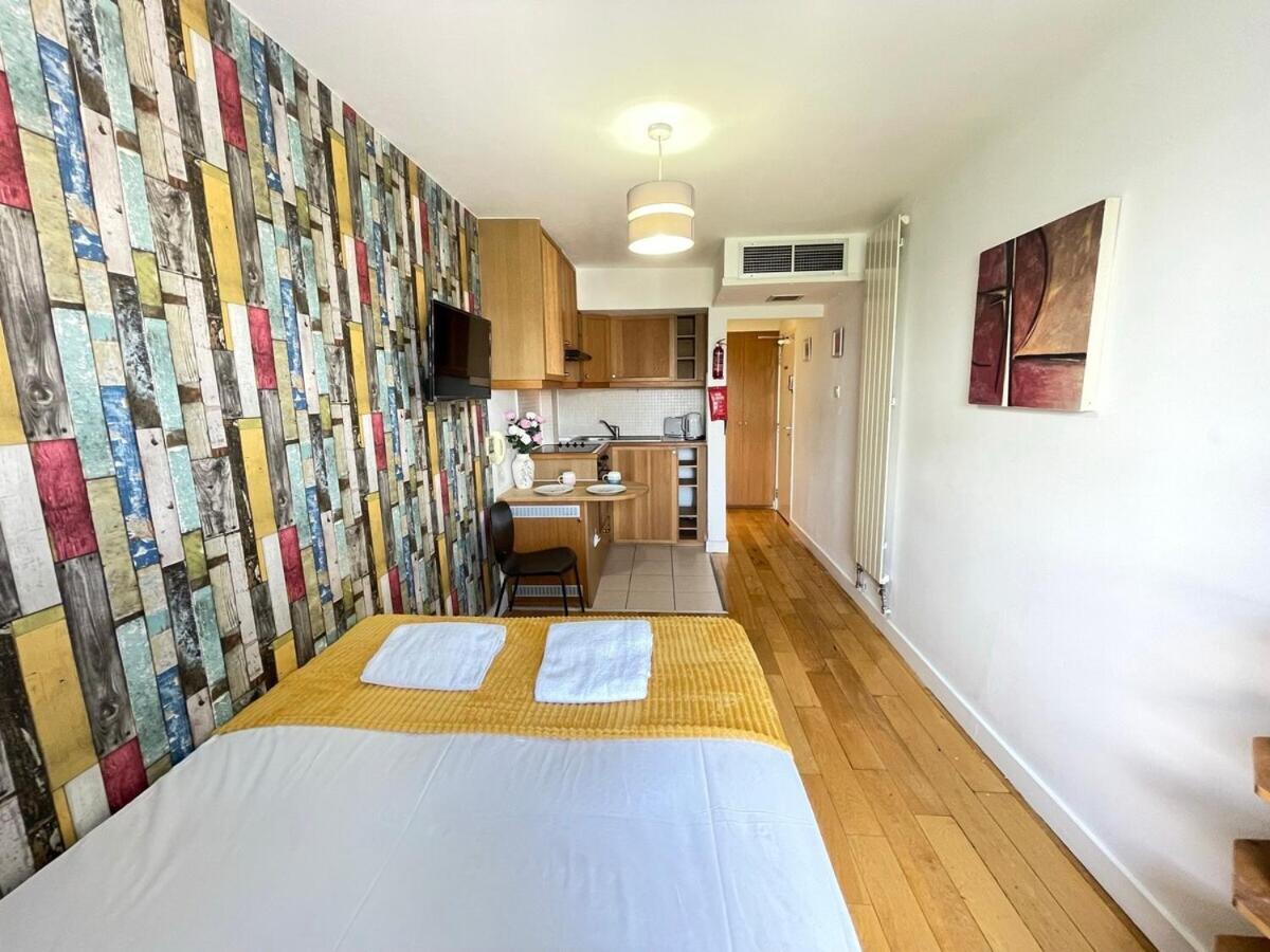 Portobello Road Artistic Studios 'Budget' London Room photo